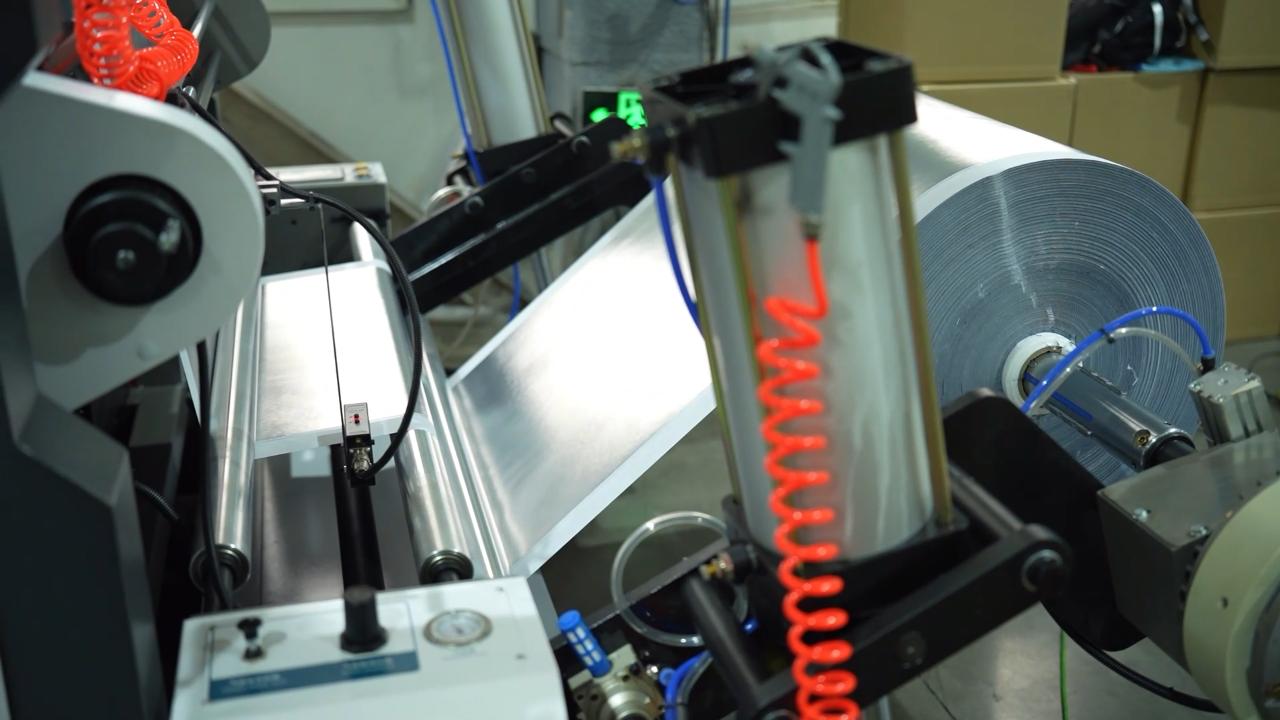 1 Non Woven Roll Feeding 1 alimentación en rollo no tejido