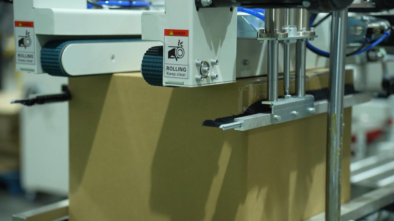 12 Automatically seal boxes 12 cajas con sellado automático