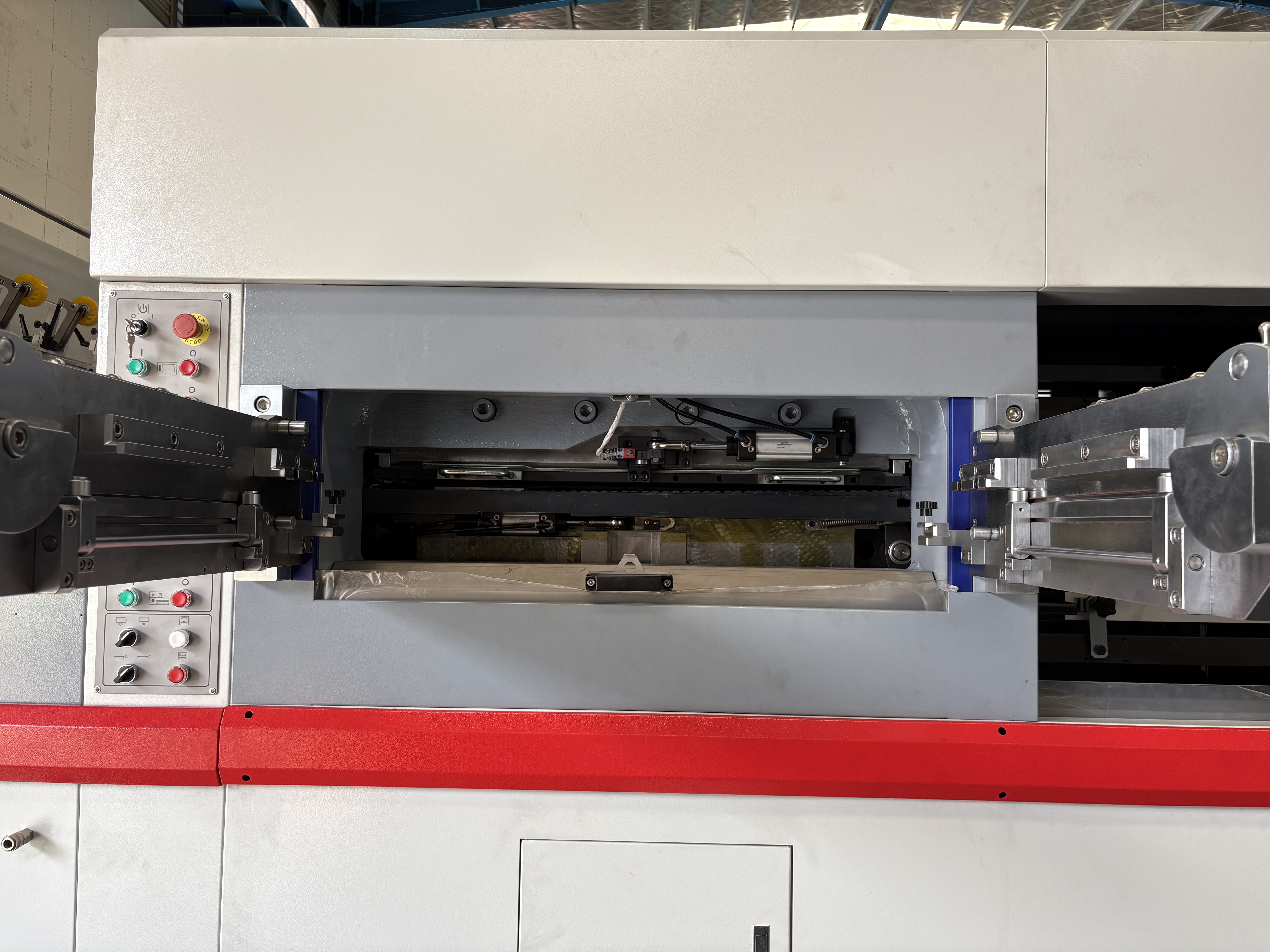 Máquina automática de corte y arrugas