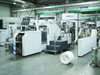 Máquina de bolsas de papel con fondo cuadrado de la serie A de OYANG Machinery con mango torcido en línea