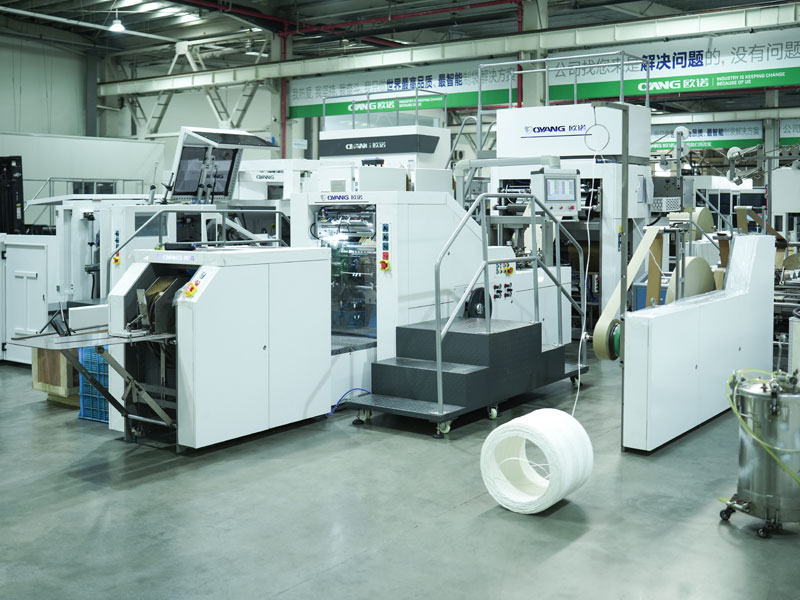 Máquina de bolsas de papel con fondo cuadrado de la serie A de OYANG Machinery con mango torcido en línea