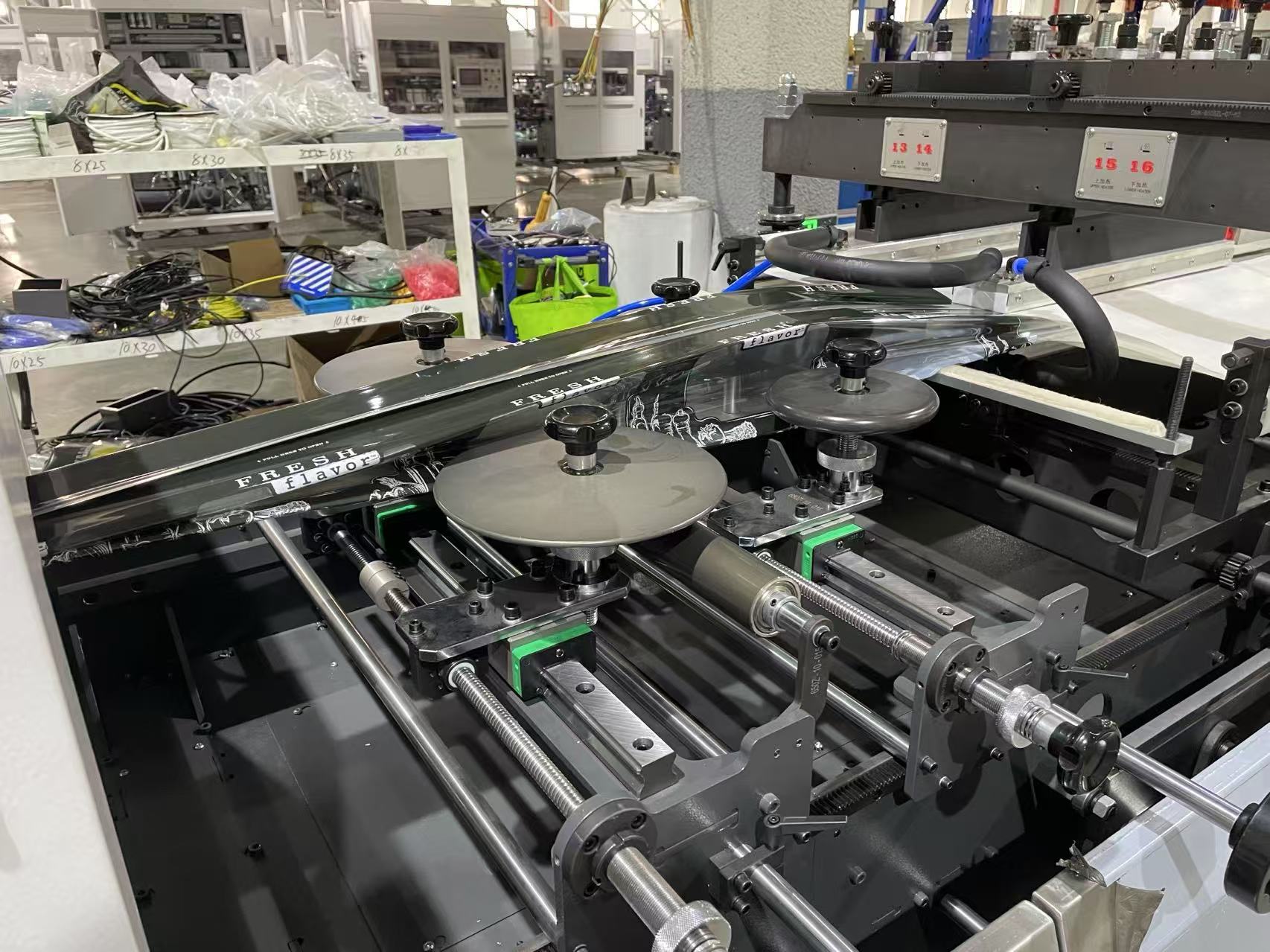 Máquina de fabricación de bolsas de sello central/cuádruple de alta velocidad