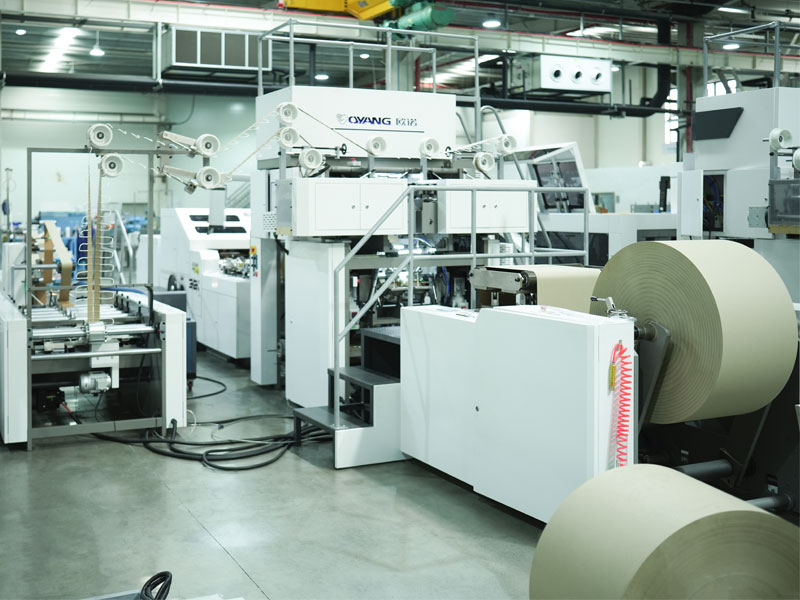 Máquina de bolsas de papel con fondo cuadrado de la serie A de OYANG Machinery con mango torcido en línea