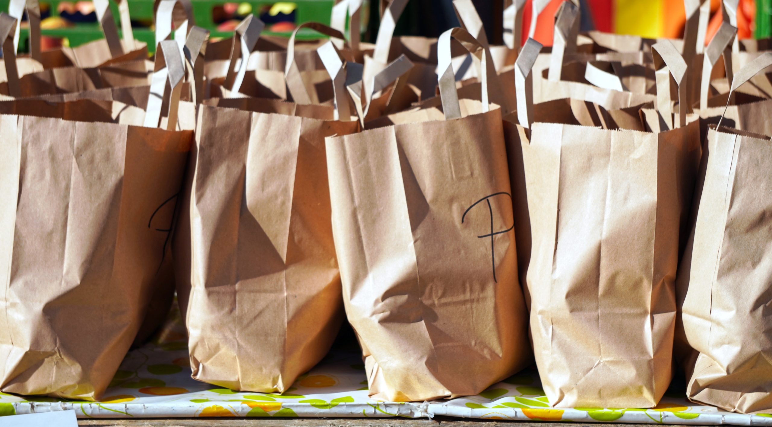 manejar bolsa de papel 