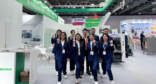 Equipo de ventas de Oyang en Drupa2024