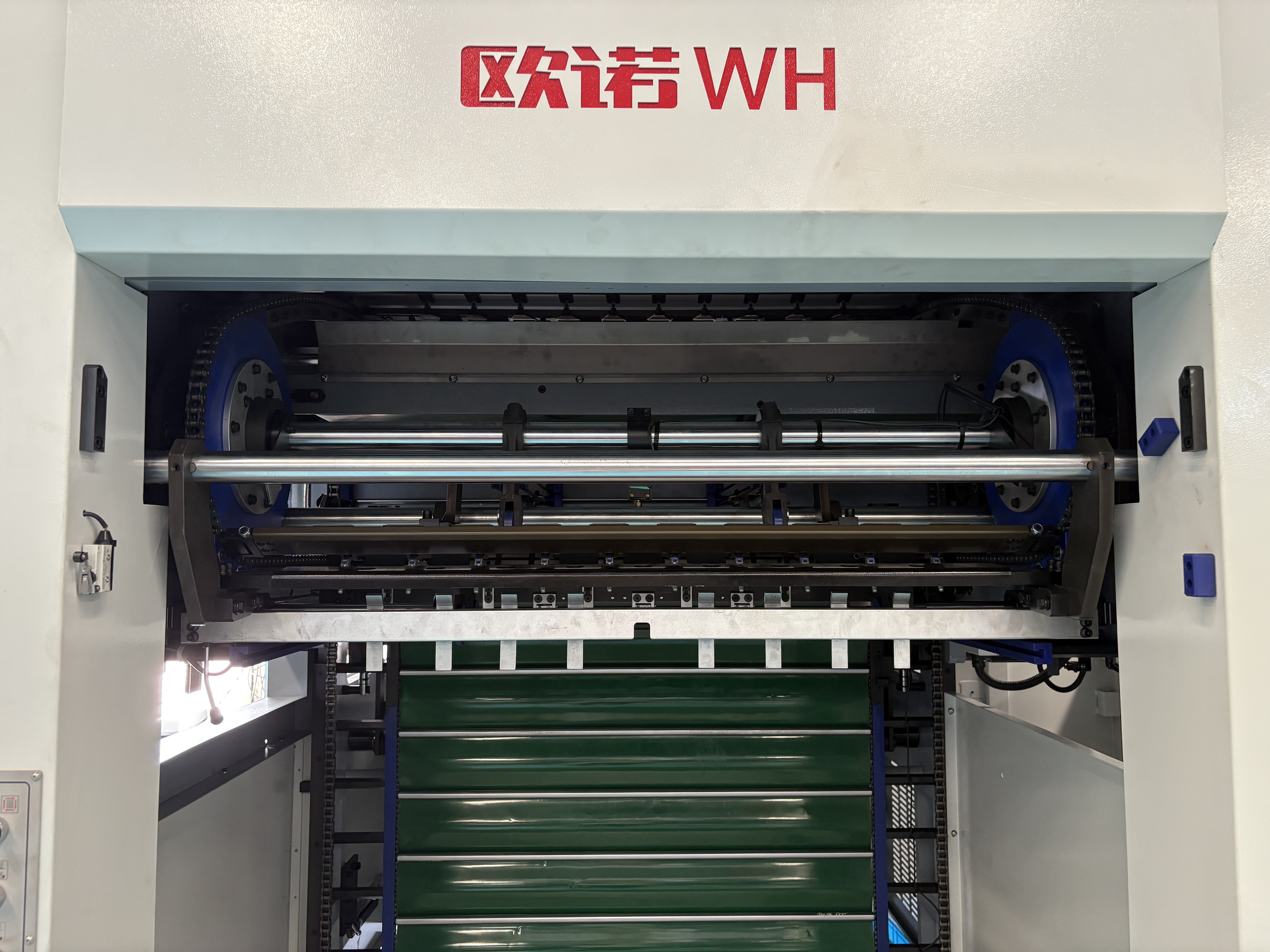 Máquina automática de corte y arrugas